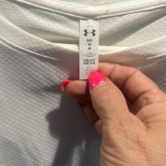 Ladies under armor, white T-shirt knit size medium new measures 18 pit to pit - Picture 3 of 3